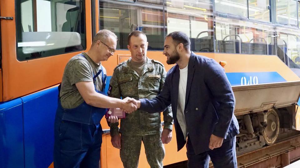 Двум участникам коломенского отделения Ассоциации ветеранов СВО Подмосковья вручили общественные награды Двум участникам коломенского отделения Ассоциации ветеранов СВО Подмосковья вручили общественные награды