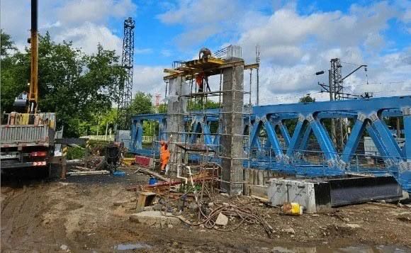Пролёт надземного пешеходного перехода у ст. Подлипки-Дачные в Королёве полностью собрали на земле Пролёт надземного пешеходного перехода у ст. Подлипки-Дачные в Королёве полностью собрали на земле