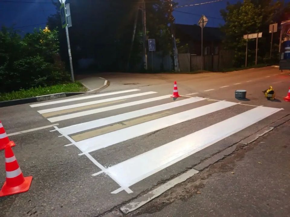 Дорожную разметку обновляют в поселке Октябрьский Дорожную разметку обновляют в поселке Октябрьский