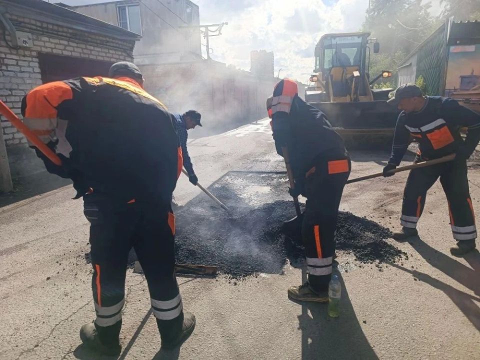 В городе продолжаются ремонтные работы по восстановлению дорожного полотна В городе продолжаются ремонтные работы по восстановлению дорожного полотна