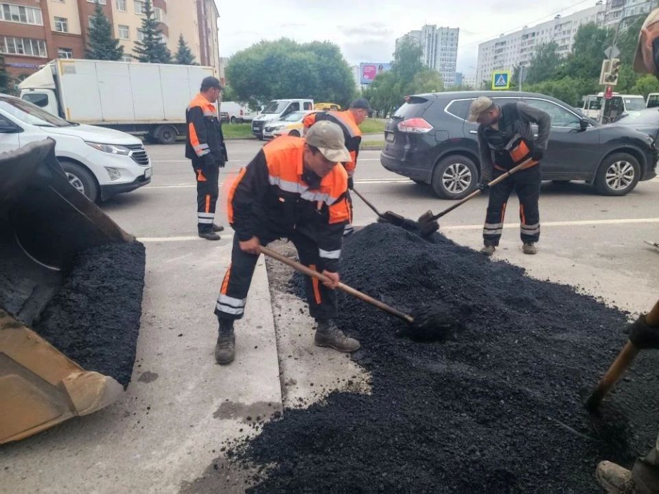 В городе продолжаются ремонтные работы по восстановлению дорожного полотна В городе продолжаются ремонтные работы по восстановлению дорожного полотна