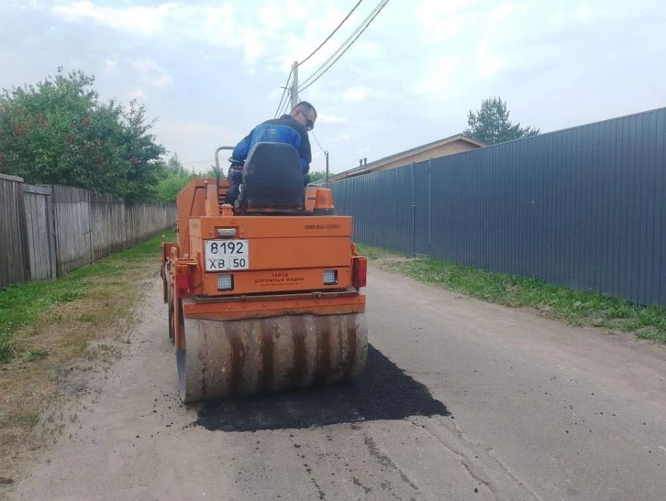 В городе продолжаются ремонтные работы по восстановлению дорожного полотна В городе продолжаются ремонтные работы по восстановлению дорожного полотна