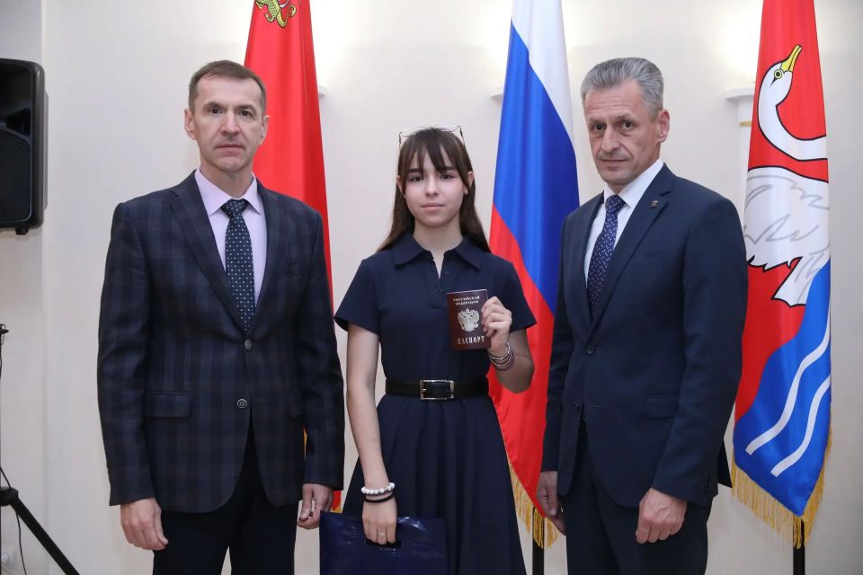 Граждане России: в Долгопрудном ещё 13 подростков стали обладателями паспортов Граждане России: в Долгопрудном ещё 13 подростков стали обладателями паспортов