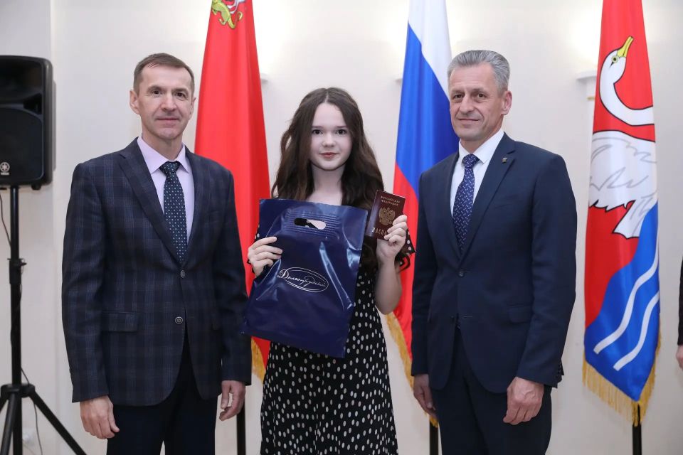 Граждане России: в Долгопрудном ещё 13 подростков стали обладателями паспортов Граждане России: в Долгопрудном ещё 13 подростков стали обладателями паспортов