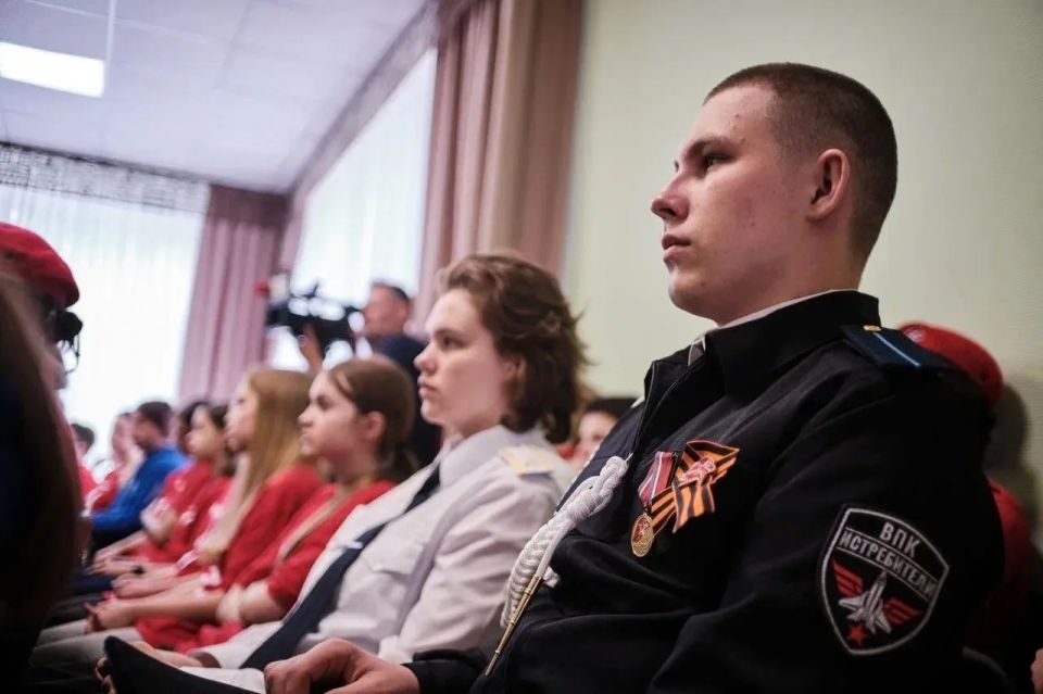 Настоящие герои рядом!. Юнармейцы и активисты «Движения Первых» встретились с ветераном боевых действий, заместителем командира роты по военнополитической работе Минобороны РФ, награжденным орденом Мужества и медалью... Настоящие герои рядом!. Юнармейцы и активисты «Движения Первых» встретились с ветераном боевых действий, заместителем командира роты по военнополитической работе Минобороны РФ, награжденным орденом Мужества и медалью...