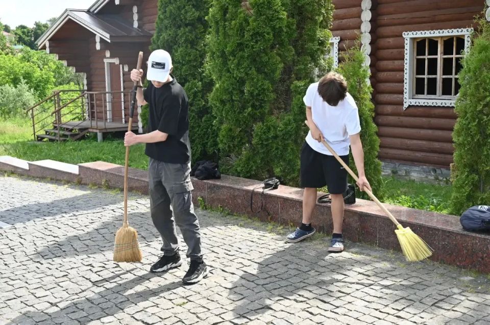 Участники летнего лагеря труда и отдыха от Центра по профориентации и трудоустройству молодежи провели традиционную акцию по уборке памятных мест Участники летнего лагеря труда и отдыха от Центра по профориентации и трудоустройству молодежи провели традиционную акцию по уборке памятных мест