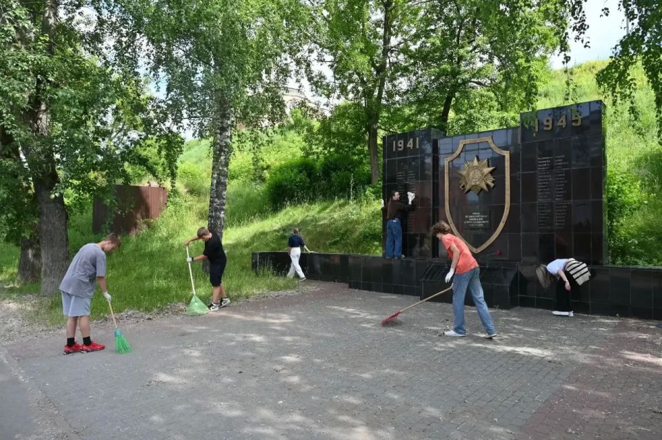 Участники летнего лагеря труда и отдыха от Центра по профориентации и трудоустройству молодежи провели традиционную акцию по уборке памятных мест Участники летнего лагеря труда и отдыха от Центра по профориентации и трудоустройству молодежи провели традиционную акцию по уборке памятных мест