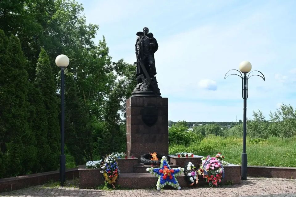 Участники летнего лагеря труда и отдыха от Центра по профориентации и трудоустройству молодежи провели традиционную акцию по уборке памятных мест Участники летнего лагеря труда и отдыха от Центра по профориентации и трудоустройству молодежи провели традиционную акцию по уборке памятных мест