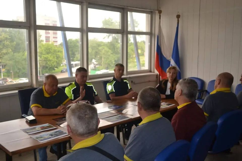 В Чехове сотрудники региональной Госавтоинспекции провели профилактическую встречу с водительским составом пассажирского автотранспортного предприятия В Чехове сотрудники региональной Госавтоинспекции провели профилактическую встречу с водительским составом пассажирского автотранспортного предприятия