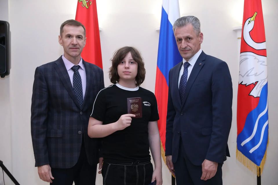 Граждане России: в Долгопрудном ещё 13 подростков стали обладателями паспортов Граждане России: в Долгопрудном ещё 13 подростков стали обладателями паспортов