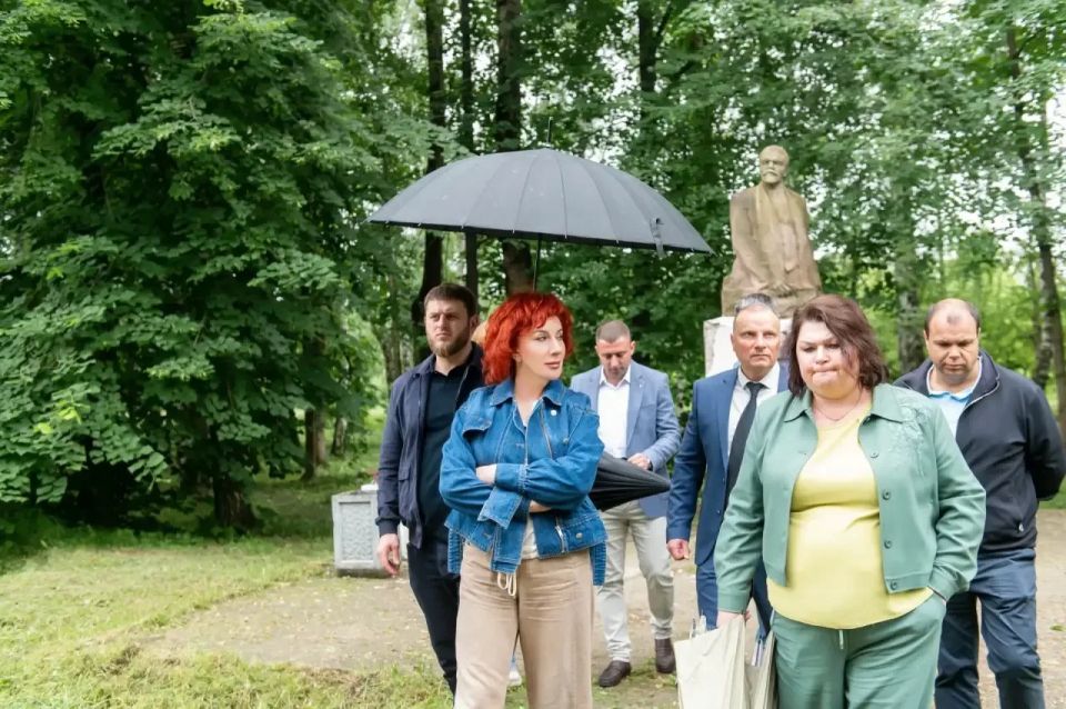 Татьяна Витушева: Третьей точкой рабочего выезд в Снегири стал осмотр сквера недалеко от железнодорожной станции