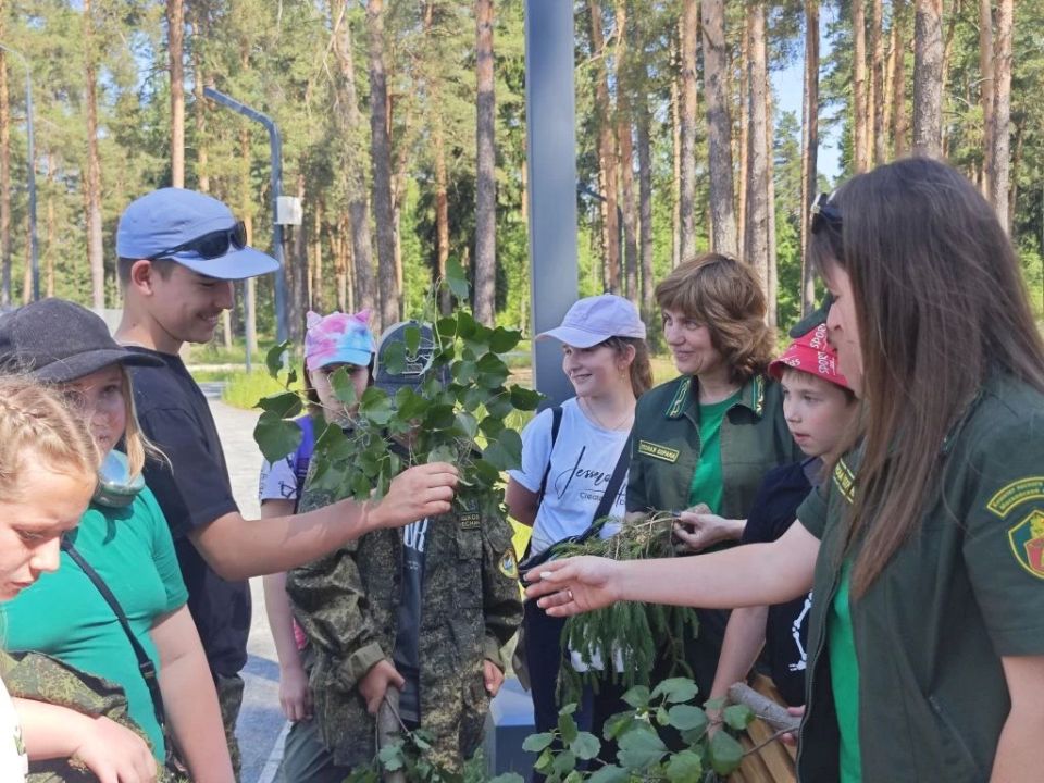 В парке «Стрелки» продолжаются экскурсии в рамках проекта «Лесные лаборатории», который реализуется по поручению губернатора Московской области для развития школьных лесничеств В парке «Стрелки» продолжаются экскурсии в рамках проекта «Лесные лаборатории», который реализуется по поручению губернатора Московской области для развития школьных лесничеств