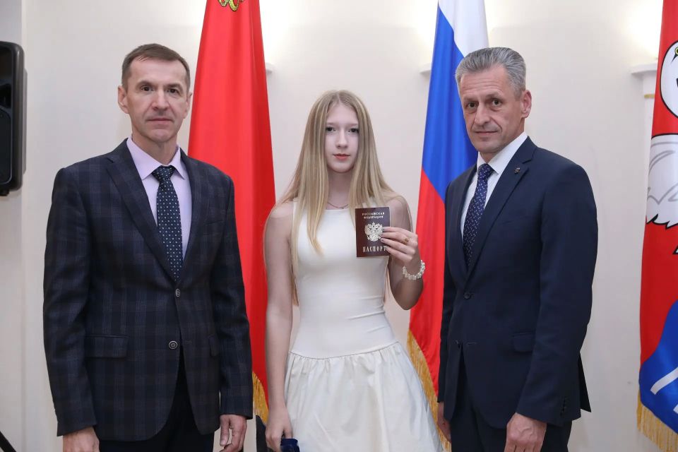 Граждане России: в Долгопрудном ещё 13 подростков стали обладателями паспортов Граждане России: в Долгопрудном ещё 13 подростков стали обладателями паспортов