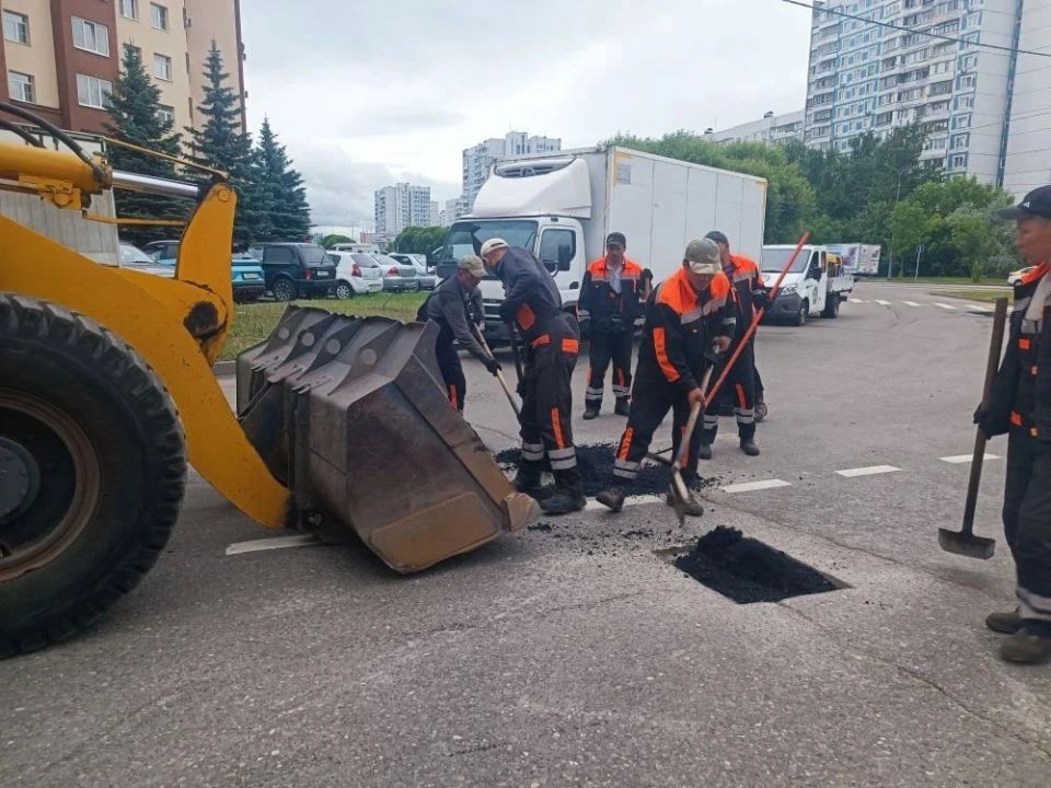 В городе продолжаются ремонтные работы по восстановлению дорожного полотна В городе продолжаются ремонтные работы по восстановлению дорожного полотна