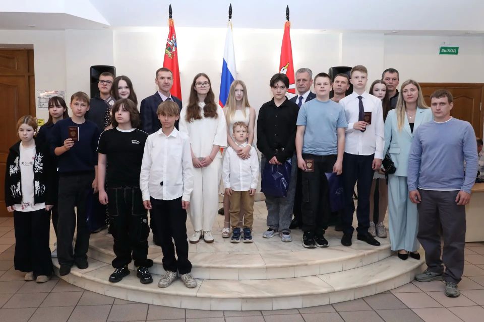 Граждане России: в Долгопрудном ещё 13 подростков стали обладателями паспортов Граждане России: в Долгопрудном ещё 13 подростков стали обладателями паспортов