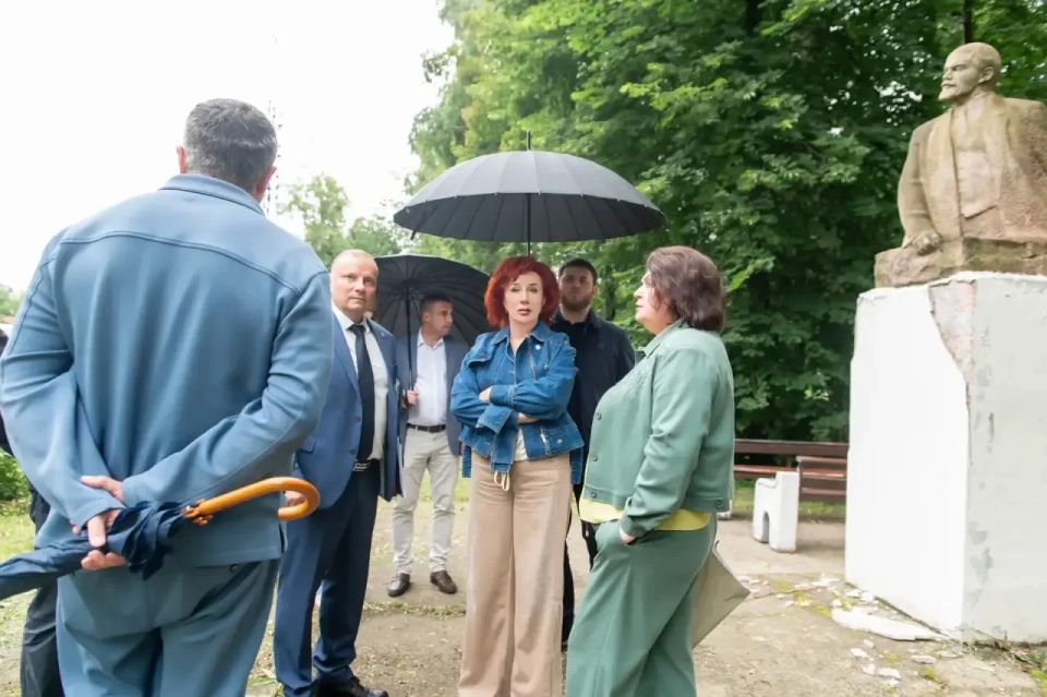 Татьяна Витушева: Третьей точкой рабочего выезд в Снегири стал осмотр сквера недалеко от железнодорожной станции Татьяна Витушева: Третьей точкой рабочего выезд в Снегири стал осмотр сквера недалеко от железнодорожной станции