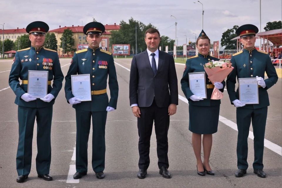 Принял участие в торжественном мероприятии, посвященном 102-й годовщине со дня образования Дивизии имени Ф. Э. Дзержинского. Вместе с председателем Московской областной Думы Игорем Юрьевичем Брынцаловым и главой городского... Принял участие в торжественном мероприятии, посвященном 102-й годовщине со дня образования Дивизии имени Ф. Э. Дзержинского. Вместе с председателем Московской областной Думы Игорем Юрьевичем Брынцаловым и главой городского...