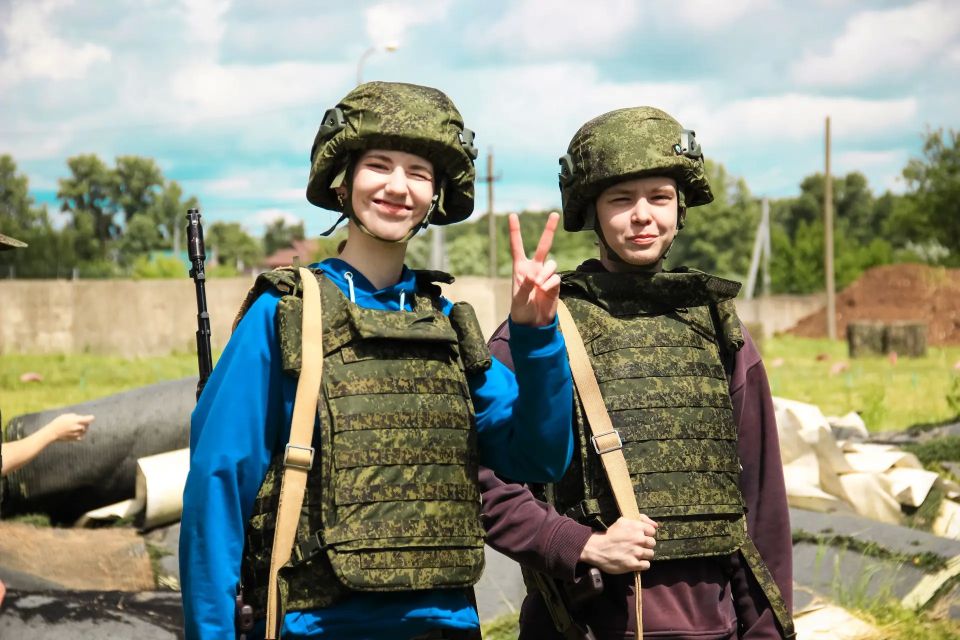 «Школа действия: служение, мужество, ответственность» — не просто название, а настоящий опыт, который получили участники встречи в рамках проекта «ПолитЗавод», организованного «Молодой Гвардией Единой России» «Школа действия: служение, мужество, ответственность» — не просто название, а настоящий опыт, который получили участники встречи в рамках проекта «ПолитЗавод», организованного «Молодой Гвардией Единой России»