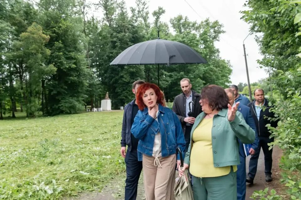 Татьяна Витушева: Третьей точкой рабочего выезд в Снегири стал осмотр сквера недалеко от железнодорожной станции Татьяна Витушева: Третьей точкой рабочего выезд в Снегири стал осмотр сквера недалеко от железнодорожной станции