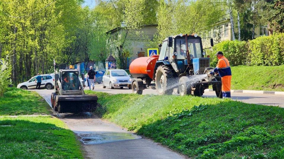 Специалисты Мосавтодора уже завершили второй цикл работ по летнему содержанию региональных дорог и приступили к третьему Специалисты Мосавтодора уже завершили второй цикл работ по летнему содержанию региональных дорог и приступили к третьему