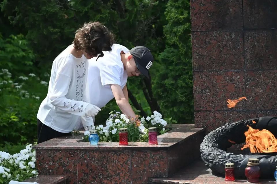Участники летнего лагеря труда и отдыха от Центра по профориентации и трудоустройству молодежи провели традиционную акцию по уборке памятных мест Участники летнего лагеря труда и отдыха от Центра по профориентации и трудоустройству молодежи провели традиционную акцию по уборке памятных мест