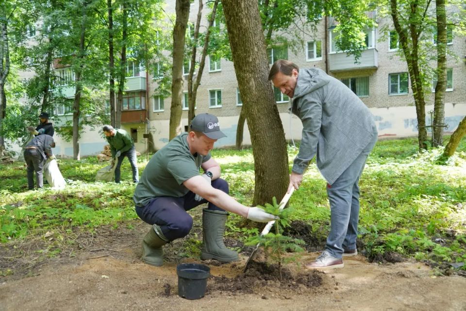 Сегодня на Никольском кладбище в Сергиевом Посаде прошёл общественный субботник Сегодня на Никольском кладбище в Сергиевом Посаде прошёл общественный субботник