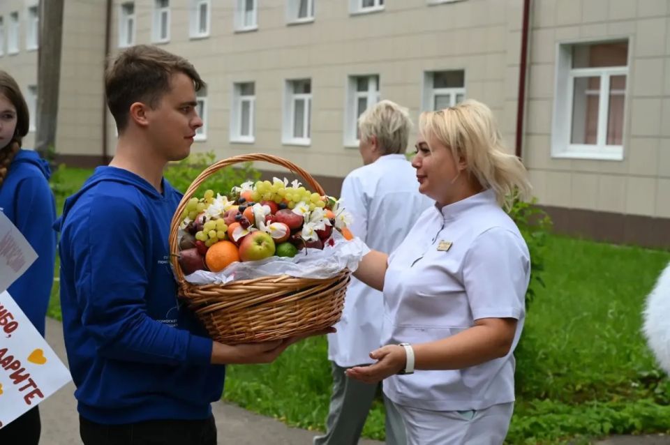 65 сотрудников Серпуховского роддома — врачей, акушерок, медсестер и техперсонал — поздравили с наступающим Днем медицинского работника 65 сотрудников Серпуховского роддома — врачей, акушерок, медсестер и техперсонал — поздравили с наступающим Днем медицинского работника