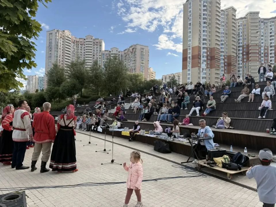 «Летний вечер у реки»: сегодня на набережной Павшинской поймы прошел уютный вечер под открытым небом «Летний вечер у реки»: сегодня на набережной Павшинской поймы прошел уютный вечер под открытым небом