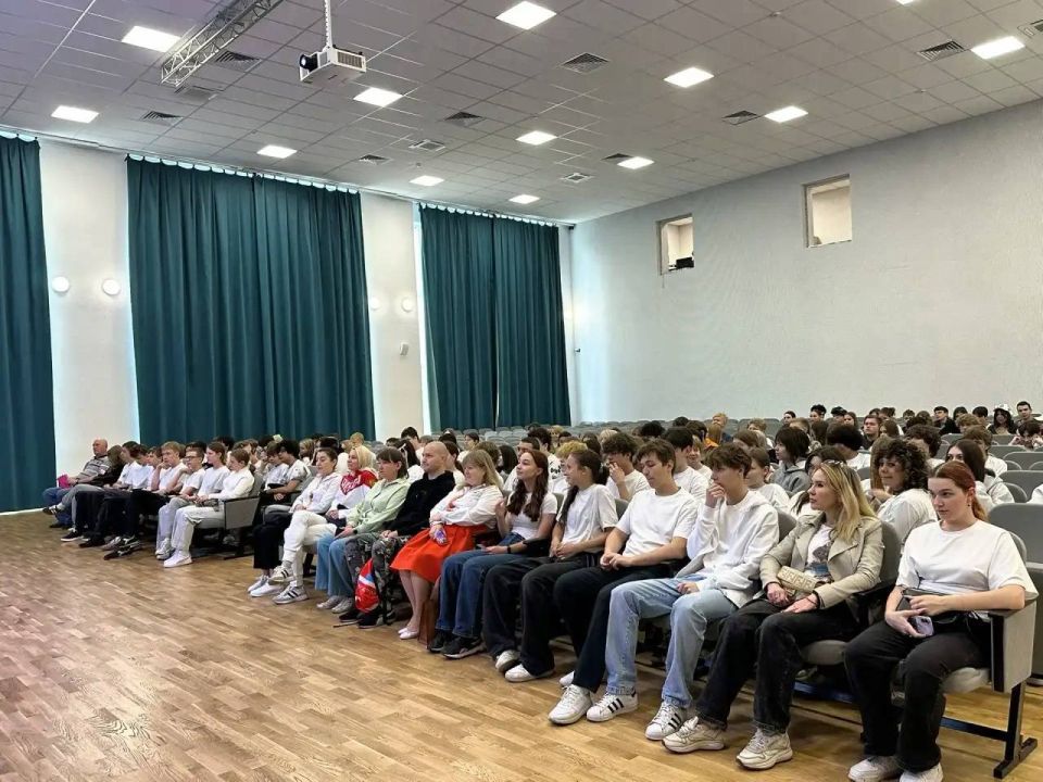 Чемпионка Юлия Гущина встретилась со школьниками Подольска Чемпионка Юлия Гущина встретилась со школьниками Подольска