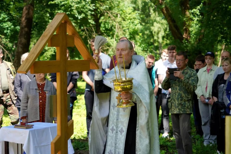 Сегодня на Никольском кладбище в Сергиевом Посаде прошёл общественный субботник Сегодня на Никольском кладбище в Сергиевом Посаде прошёл общественный субботник