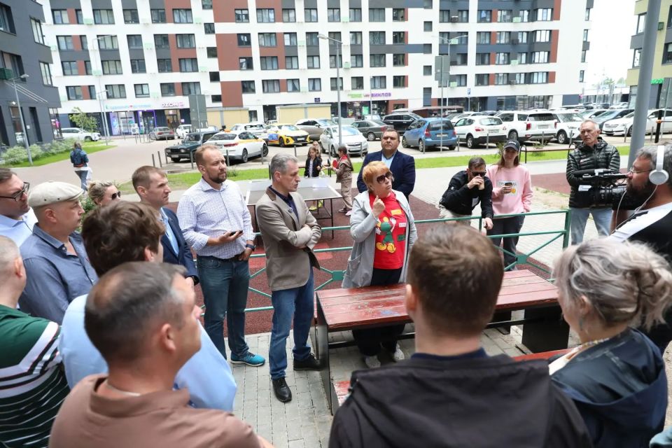 Провёл выездную встречу с жителями ЖК Бригантина по вопросу ГВС в доме 44/1 на ул. Парковая Провёл выездную встречу с жителями ЖК Бригантина по вопросу ГВС в доме 44/1 на ул. Парковая