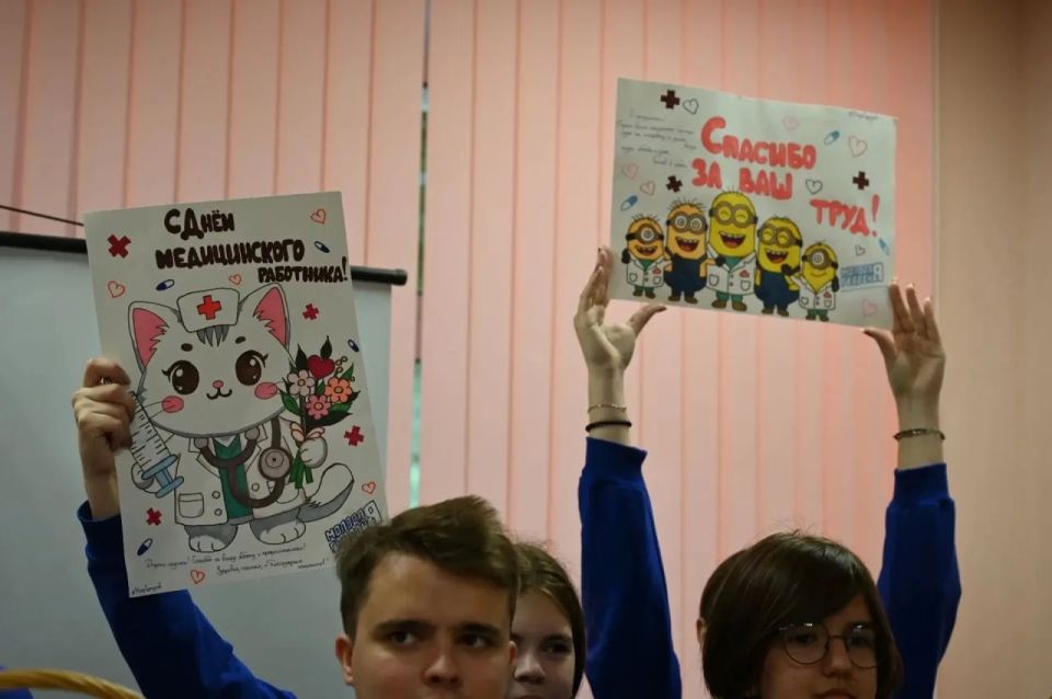 65 сотрудников Серпуховского роддома — врачей, акушерок, медсестер и техперсонал — поздравили с наступающим Днем медицинского работника 65 сотрудников Серпуховского роддома — врачей, акушерок, медсестер и техперсонал — поздравили с наступающим Днем медицинского работника
