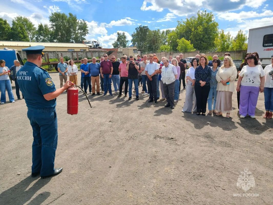 Коломенские теплоэнергетики освоили приемы работы с огнетушителями Коломенские теплоэнергетики освоили приемы работы с огнетушителями