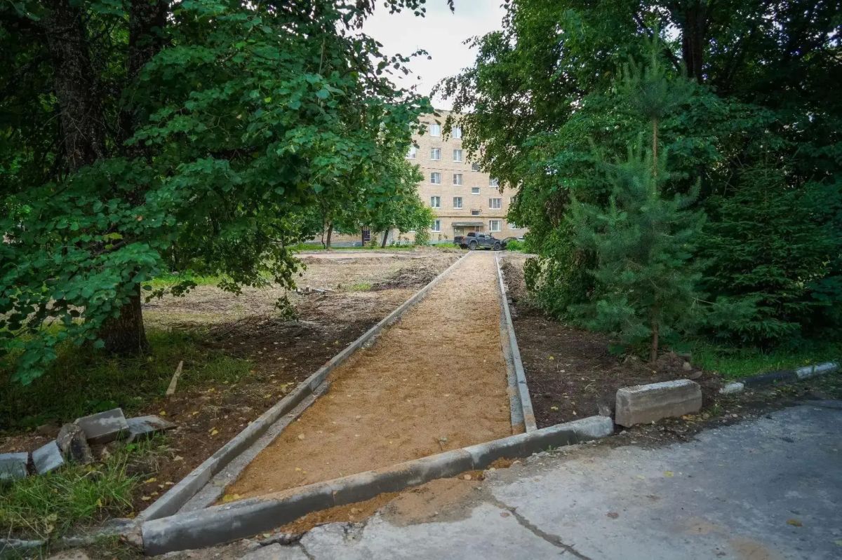 В Сергиево-Посадском округе в п. Новый приступили к благоустройству территории возле домов №13, 14, 16 В Сергиево-Посадском округе в п. Новый приступили к благоустройству территории возле домов №13, 14, 16