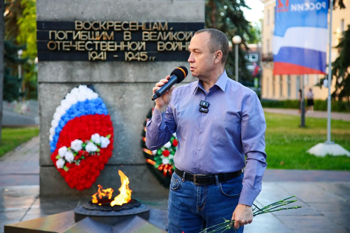 Алексей Малкин: В преддверии Дня памяти и скорби воскресенцы зажгли свечи у мемориала «Вечный огонь», чтобы почтить память миллионов людей, чьи жизни унесла война, и сказать «спасибо» тем, кто выстоял, выжил и победил Алексей Малкин: В преддверии Дня памяти и скорби воскресенцы зажгли свечи у мемориала «Вечный огонь», чтобы почтить память миллионов людей, чьи жизни унесла война, и сказать «спасибо» тем, кто выстоял, выжил и победил