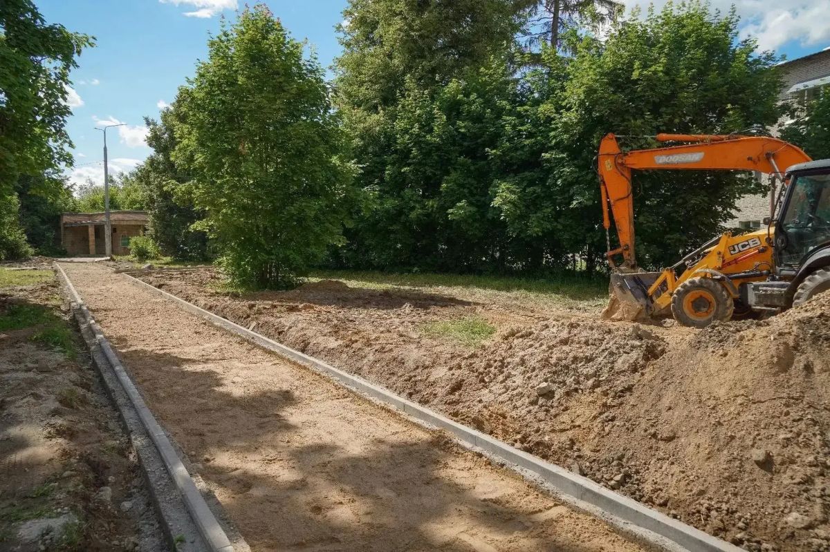 В Сергиево-Посадском округе в п. Новый приступили к благоустройству территории возле домов №13, 14, 16 В Сергиево-Посадском округе в п. Новый приступили к благоустройству территории возле домов №13, 14, 16
