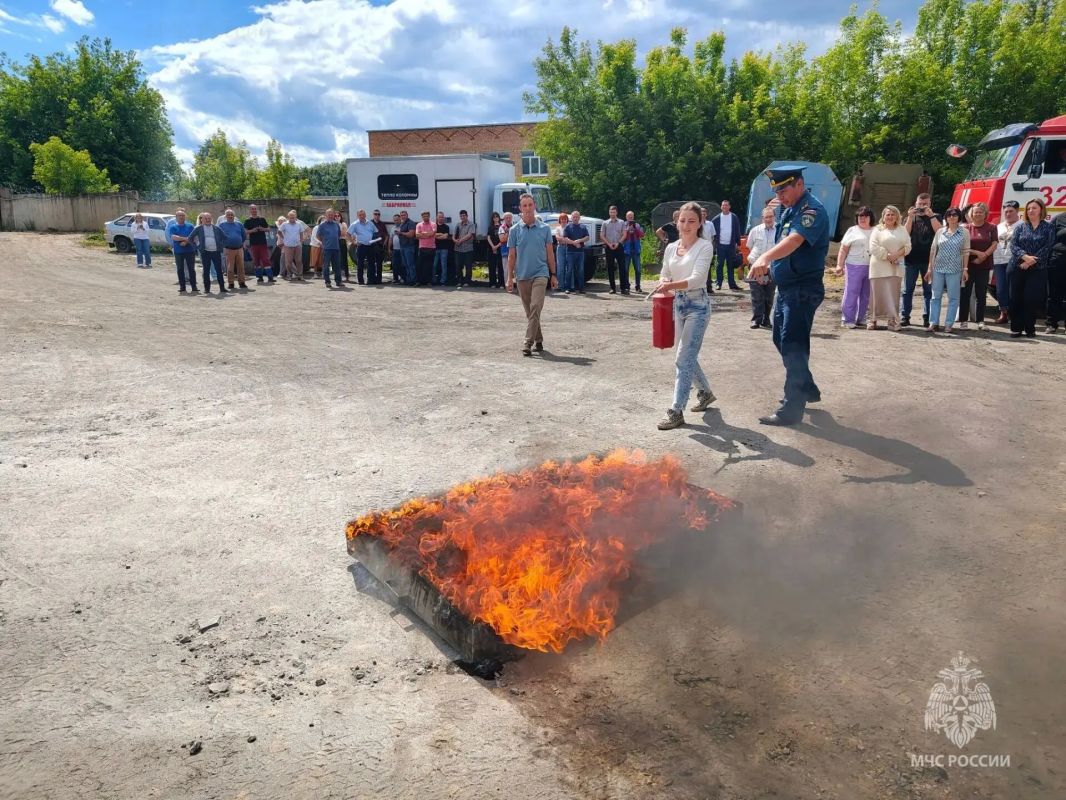 Коломенские теплоэнергетики освоили приемы работы с огнетушителями Коломенские теплоэнергетики освоили приемы работы с огнетушителями
