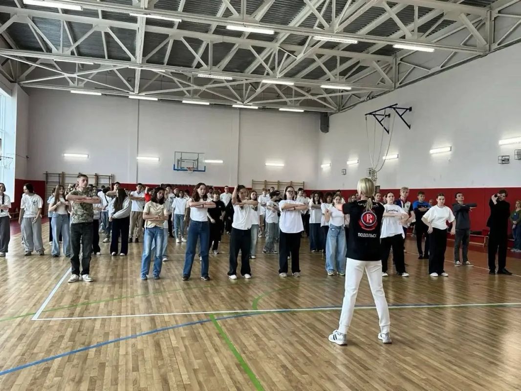 Чемпионка Юлия Гущина встретилась со школьниками Подольска Чемпионка Юлия Гущина встретилась со школьниками Подольска
