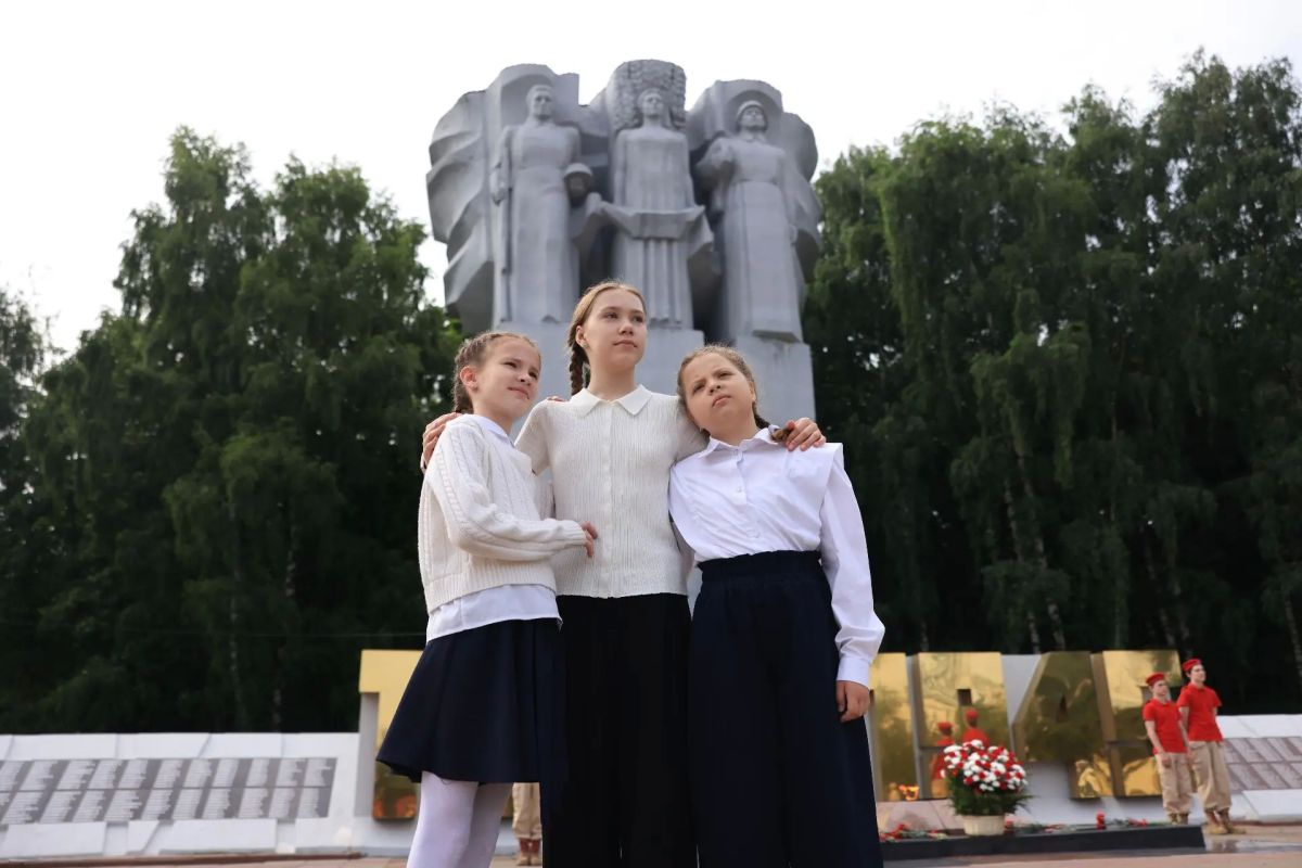 Памятные мероприятия с возложением цветов, посвящённые 85-й годовщине начала Великой Отечественной войны также состоялись у Вечного огня на Мемориале Славы и у памятника Защитникам Отечества в микрорайоне Юбилейный Памятные мероприятия с возложением цветов, посвящённые 85-й годовщине начала Великой Отечественной войны также состоялись у Вечного огня на Мемориале Славы и у памятника Защитникам Отечества в микрорайоне Юбилейный