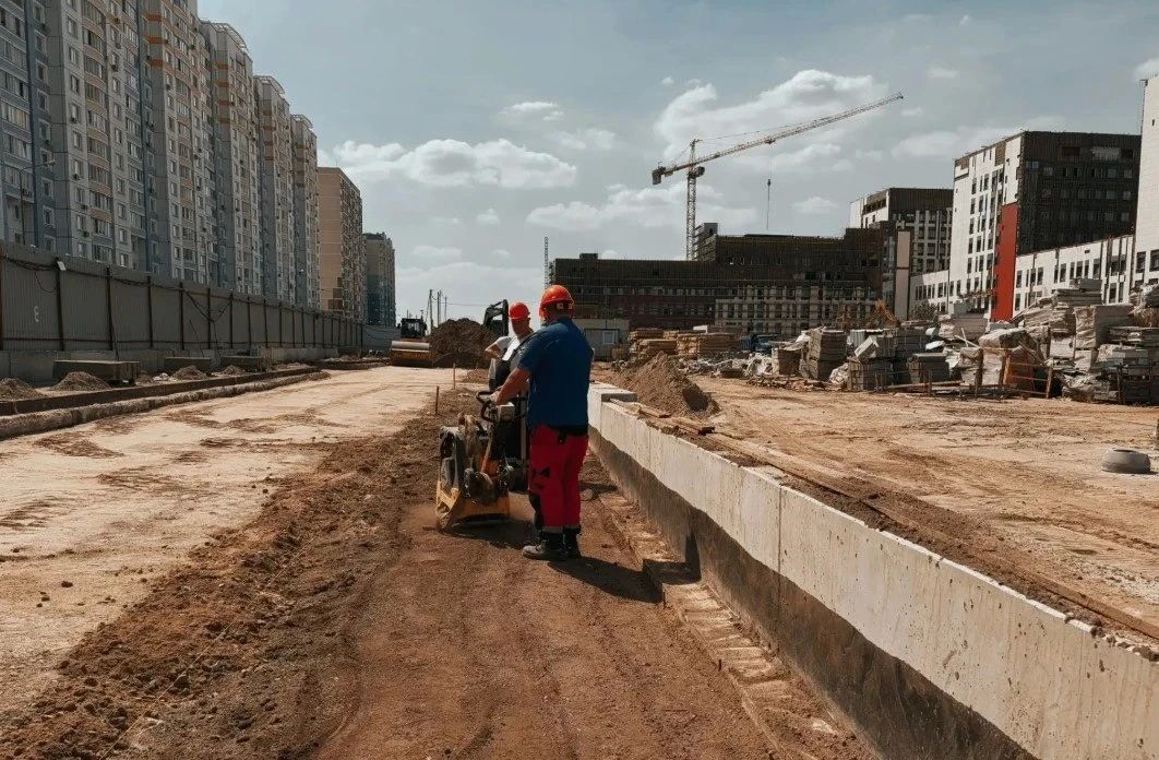 В Балашихе начали устраивать дорожную одежду на реконструируемой улице Струве