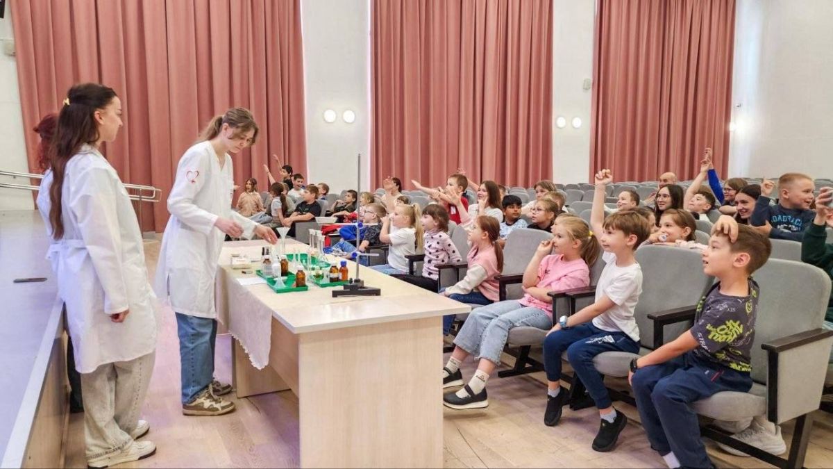 На «Умных каникулах» подольским школьникам показали химическое шоу На «Умных каникулах» подольским школьникам показали химическое шоу