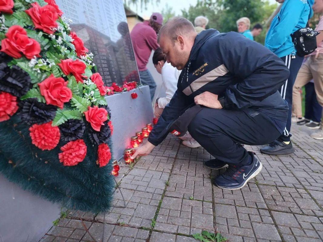 Накануне Дня памяти и скорби в посёлке имени Цюрупы прошла акция «Свеча памяти» Накануне Дня памяти и скорби в посёлке имени Цюрупы прошла акция «Свеча памяти»