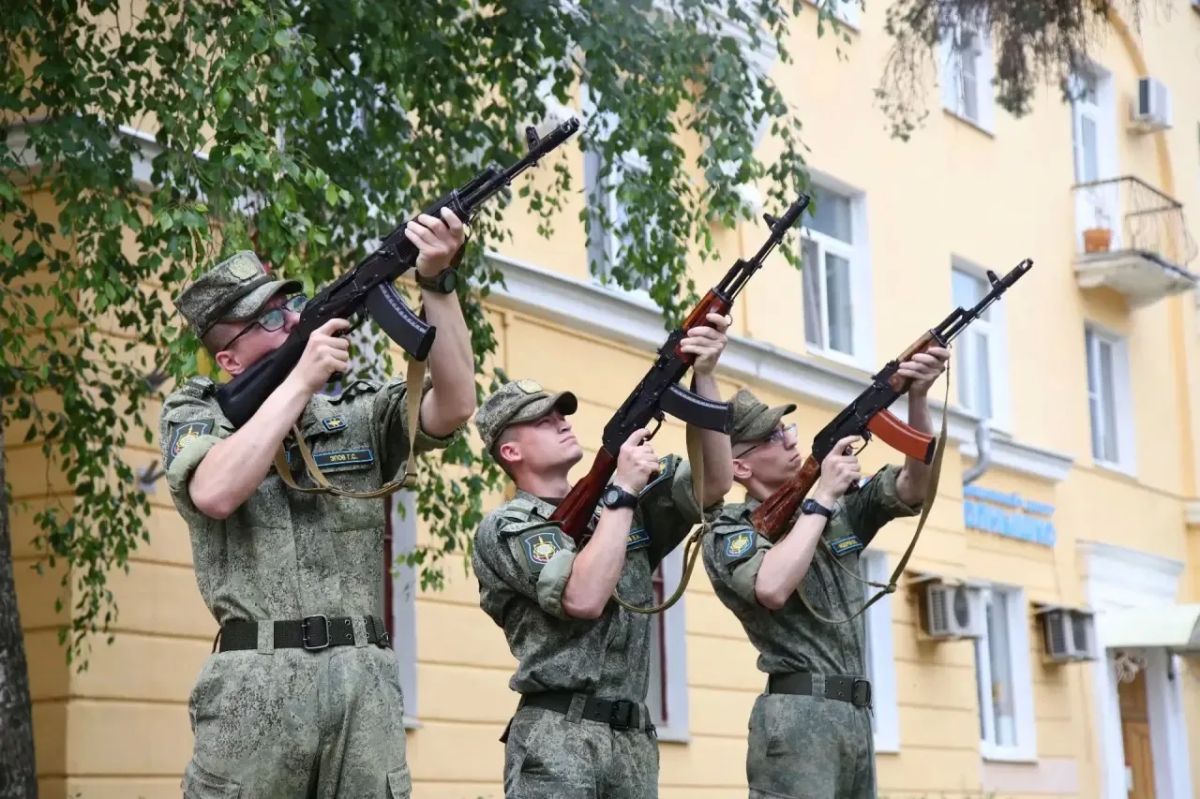 22 июня, в День памяти и скорби, жители Воскресенска собрались у мемориала «Вечный огонь», чтобы почтить память павших в Великой Отечественной войне 22 июня, в День памяти и скорби, жители Воскресенска собрались у мемориала «Вечный огонь», чтобы почтить память павших в Великой Отечественной войне