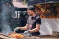 На выходных в парке «Ёлочки» прошел Фестиваль еды! На Центральной площади развернулась гастроплощадка: более 40 мастеров и брендов представили свои угощения и изделия ручной работы