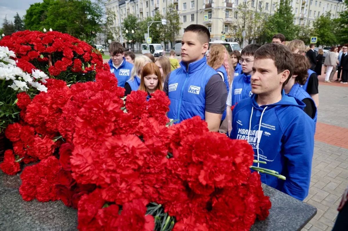 Сергей Юров: Сегодня, в День памяти и скорби, вместе с председателем Мособлдумы Игорем Юрьевичем Брынцаловым, ветеранами, областными и городскими депутатами, представителями общественных организаций, молодежных объединений... Сергей Юров: Сегодня, в День памяти и скорби, вместе с председателем Мособлдумы Игорем Юрьевичем Брынцаловым, ветеранами, областными и городскими депутатами, представителями общественных организаций, молодежных объединений...