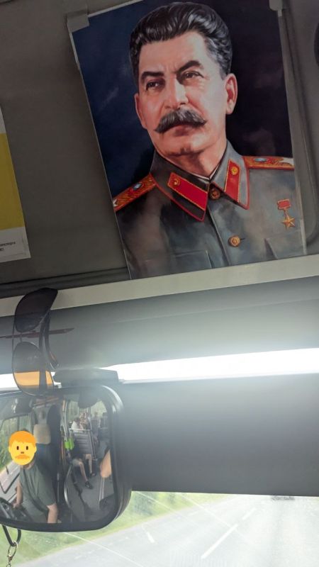 Где-то в Подмосковье. В салоне маршрутки портрет Сталина, прикреплена георгиевская лента, за рулём мужчина кавказской национальности явно советской закалки, перед стеклом лежат абхазская шапка и полотенце с надписью "Любимый...