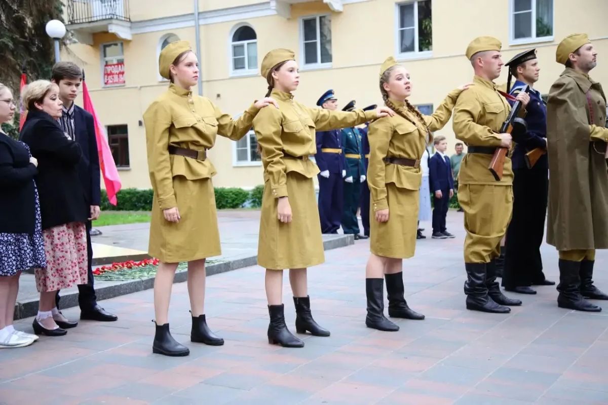 22 июня, в День памяти и скорби, жители Воскресенска собрались у мемориала «Вечный огонь», чтобы почтить память павших в Великой Отечественной войне 22 июня, в День памяти и скорби, жители Воскресенска собрались у мемориала «Вечный огонь», чтобы почтить память павших в Великой Отечественной войне