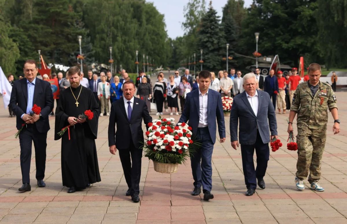 Памятные мероприятия с возложением цветов, посвящённые 85-й годовщине начала Великой Отечественной войны также состоялись у Вечного огня на Мемориале Славы и у памятника Защитникам Отечества в микрорайоне Юбилейный