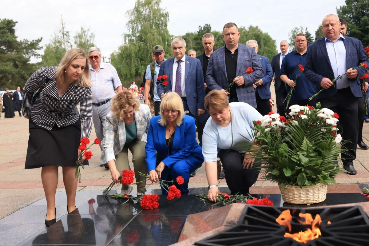 Памятные мероприятия с возложением цветов, посвящённые 85-й годовщине начала Великой Отечественной войны также состоялись у Вечного огня на Мемориале Славы и у памятника Защитникам Отечества в микрорайоне Юбилейный Памятные мероприятия с возложением цветов, посвящённые 85-й годовщине начала Великой Отечественной войны также состоялись у Вечного огня на Мемориале Славы и у памятника Защитникам Отечества в микрорайоне Юбилейный