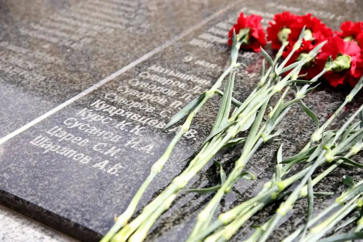 22 июня, в День памяти и скорби, жители Воскресенска собрались у мемориала «Вечный огонь», чтобы почтить память павших в Великой Отечественной войне 22 июня, в День памяти и скорби, жители Воскресенска собрались у мемориала «Вечный огонь», чтобы почтить память павших в Великой Отечественной войне